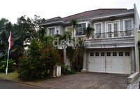 Rumah berlantai dua itu tampak mewah dengan cat dominan berwarna abu-abu dan putih.