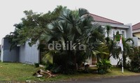 Sebuah bendera di tiang setinggi sekitar 3 meter tampak terikat tepat di depan rumah. Bendera itu jua yang membedakan rumah Airin dengan sekitarnya. Bagian depan rumah Airin juga tampak rindang dengan beberapa jenis pepohonan.