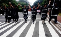 Mereka menolak KTT APEC karena dinilai merugikan dan memperparah ekonomi nasional.