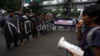 Gerak Lawan juga mendesak Presiden SBY untuk segera menyelamatkan perekonomian Indonesia dari dampak krisis ekonomi global. Penyelamatan ini dengan tidak mengikatkan komitmen yang merugikan dan memperparah ekonomi nasional dalam forum KTT APEC di Bali.