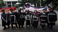 Menurut mereka KTT APEC di Bali lebih banyak mendorong kepentingan ekonomi negara-negara industri melalui tiga agenda yang diusung, yaitu agenda pertumbuhan dunia, agenda konektivitas dan agenda Bogor goals yang mendorong liberalisasi perdagangan.