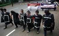 Massa membawa sejumlah spanduk.