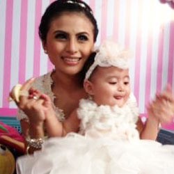 Suka Kangen, Asha Shara Berikan Gadget Canggih ke Anak