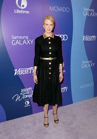 Nicole Kidman tampil dalam balutan gaun berwarna hitam dari L' Wren Scott dengan detail lengan panjang dan aksen emas pada kerah, kancing, dan belt, dipadu dengan sepatu dari Jimmy Choo, serta aksesoris berupa jam tangan dari Omega dan perhiasan dari Leighton. Jason Merritt/Getty Images/AFP.