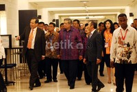 Presiden Susilo Bambang Yudhoyono (SBY) didampingi Wakil Ketua Panitia Nasional KTT APEC 2013 Chairul Tanjung (CT) tiba di Media Center APEC 2013.