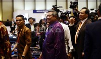 Presiden Susilo Bambang Yudhoyono (SBY) dan Wakil Ketua Panitia Nasional KTT APEC 2013 Chairul Tanjung (CT) berkeliling Media Center APEC 2013.