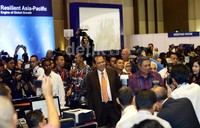 Presiden Susilo Bambang Yudhoyono (SBY) dan Wakil Ketua Panitia Nasional KTT APEC 2013 Chairul Tanjung (CT) meninjau ratusan komputer di Media Center APEC 2013.tiba di Media Center APEC 2013.