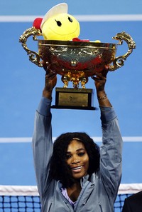 Serena Williams mengangkat trofi China Terbuka. Serena keluar sebagai juara setelah mengalahkan Jelena Jankovic Reuters/Jason Lee.