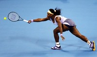 Serena Williams berusaha mengembalikan bola saat melawan Jelena Jankovic di final China Terbuka. Reuters/Jason Lee.