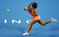 Jelena Jankovic melakukan smash saat melawan Serena Williams di final China Terbuka. Reuters/Jason Lee.