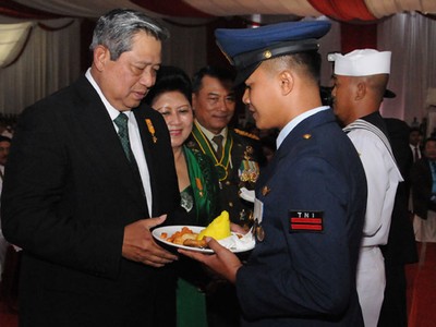SBY Beri Nasi Tumpeng Kepada 3 Prajurit TNI