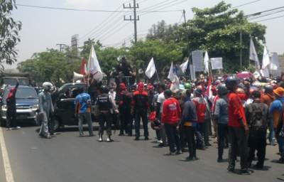 Seorang Pendemo PT Interbat Diamankan Saat Melakukan Long March