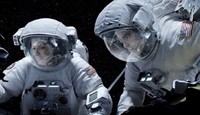 Tangan dingin Stradara Alfonso Cuaron, menempatkan para penonton terayun-ayun dan meluncur dengan pemandangan bumi di bawahnya, memberikan pengalaman menjelajah yang menarik di luar angkasa. Warner Bros/Entertainment Inc.     