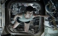 Ilmuwan Bio-medical Dr. Ryan Stone (Sandra Bullock) melakukan perjalanan pertamanya ke luar angkasa. Warner Bros/Entertainment Inc.