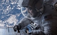 Tak hanya sendiri, Stone juga ditemani oleh astronot veteran Matt Kowalski (George Clooney). Warner Bros/Entertainment Inc.