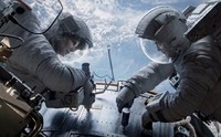 Ketika sedang mengerjakan Hubble Space Telescope, Mission Control di Houston memperingatkan Stone dan Kowalski bahwa puing-puing dari satelit Rusia telah menyebabkan kehancuran berantai. Warner Bros/Entertainment Inc.