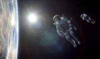 Di tengah keterbatasan oksigen dan bahan bakar mesin pelontar di bajunya, Kowalski dan Stone harus bertahan untuk menemukan International Space Station (ISS), dan menemukan cara kembali ke bumi. Warner Bros/Entertainment Inc.