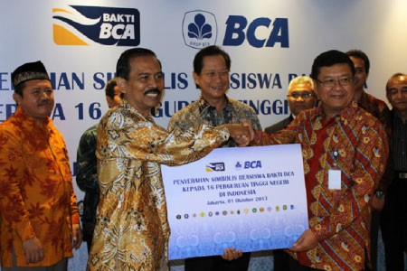 Beasiswa Bakti BCA 2013 Bantu 16 Perguruan Tinggi Negeri se-Indonesia