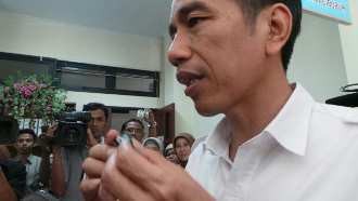 Sidak ke Kelurahan Cibubur, Jokowi Terkesima Ada Permen dan Air Minum
