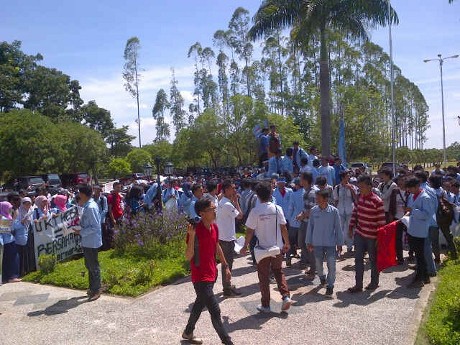 1000-an Mahasiswa Unri Demo Protes Biaya Kuliah