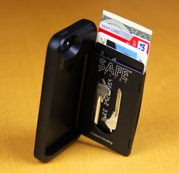 Casing ini sama seperti dompet bisa menyimpan hingga 5 kartu, uang tunai, bahkan sebuah kunci. Harga yang ditawarkan USD 49. (kredit foto: BulletTrain)