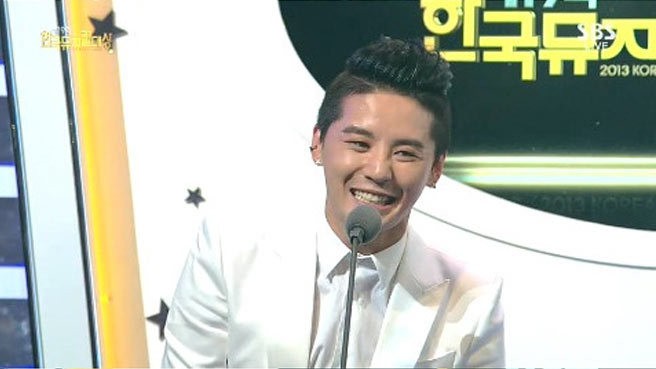 Junsu JYJ Menang Popular Star Awards di Korean Musical Awards
