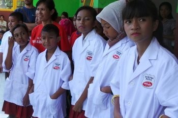 Dokter Kecil di Kupang, Petugas Patroli Siswa SD yang Belum Mandi