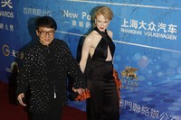 Aktris cantik Nicole Kidman ditemani aktor laga Jackie Chan tiba di lokasi acara. REUTERS/Tyrone Siu.