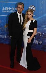 Ketika Avril Lavigne Tampil Feminin