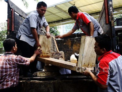 Dua Set Meja Makan Olly Dondokambey Disita KPK