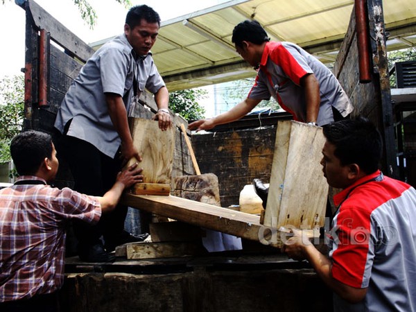 Dua Set Meja Makan Olly Dondokambey Disita KPK