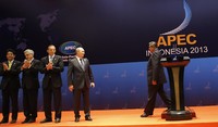 Usai membacakan kesimpulan ini, SBY lantas turun dari podium dan menyalami para pemimpin ekonomi yang juga berada di atas panggung. Usai salaman, satu per satu para pemimpin yang menjadi tamu dalam pertemuan tingkat leaders ini meninggalkan Hotel Sofitel. Abror Rizki/Setpres.