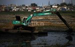 Waduk Pluit Terus Dikeruk