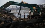 Waduk Pluit Terus Dikeruk