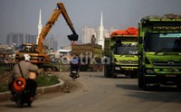 Deretan truk mengantre untuk mengangkut lumpur dari Waduk Pluit.