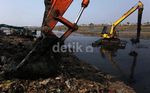 Waduk Pluit Terus Dikeruk