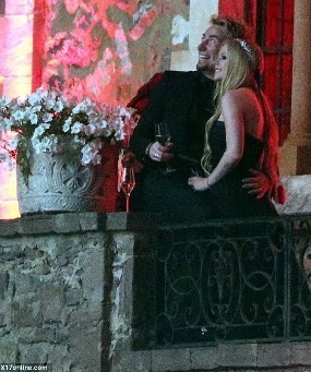 Avril Lavigne Rilis Lagu Duetnya dengan Suaminya