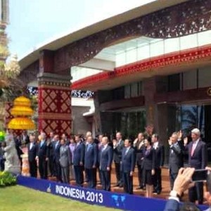 Tatap Laut Nusa Dua, Para Pemimpin Negara APEC Berfoto Bersama
