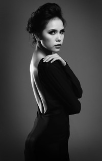 Disa terlihat sangat sensual dalam balutan dress yang transparan.