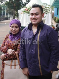 Menghindari berita yang tidak enak, Nassar selalu mengajak Muzdhalifah di setiap kegiatan. Asep/detikHOT.