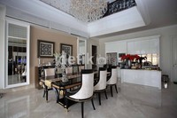 Meja makan ini kami nyarinya ke mana-mana. Dari toko kristal, Da Vinci, dan toko-toko yang ada di Jakarta kami masuki. Ada sih meja yang Eropa modern, tapi berat bawanya, kata Yora.