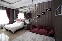 Kesan elegan terpancar dari kamar tidur Nikita.