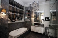 Kamar mandinya juga terkesan mewah.