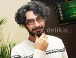 Wajah Brewokan Reza Rahadian
