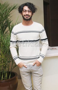 Ia tampil mengenakan sweatshirt broken white dan jeans abu-abu. Gus Mun/detikHOT.