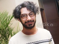 Kacamata bulat melengkapi gayanya. Gus Mun/detikHOT.