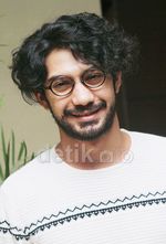 Wajah Brewokan Reza Rahadian