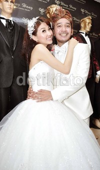 Wenda dan Ruben tampak mesra saat fitting baju pemberkatan di Wong Hang, Kebayoran Lama, Jakarta Selatan, Selasa (8/10/2013). Noel/detikHOT.