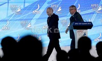 Usai memberikan pemaparan soal ekonomi global, Putin meninggalkan lokasi APEC CEO Summit sambil melambaikan tangan.