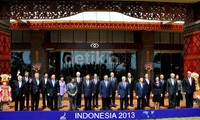 Sebelum mulai pertemuan, para pemimpin negara berfoto bersama terlebih dahulu. Sesi foto bersama ini dilakukan di teras ruang retreat di Hotel Sofitel.